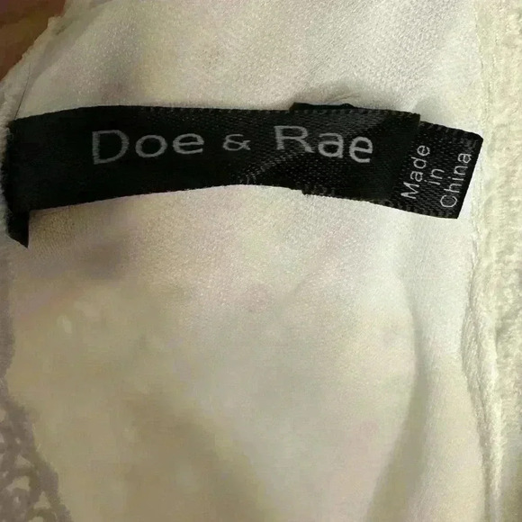 Doe and Rae White Eyelet Lace Tank Top Boutique Sleeveless Shirt
Womens Small - Picture 5 of 8